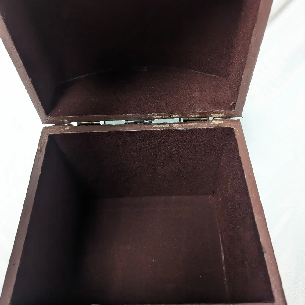 Vtg 80s Hinged Wicker Riveted Wooden Box Sm 8x7x9 Dome Lid Snap Closure READ